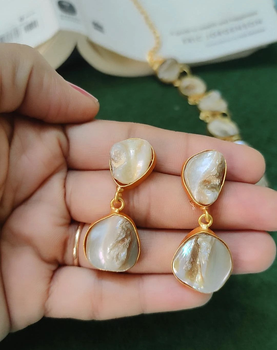 Reine White Mother of Pearl Necklace
