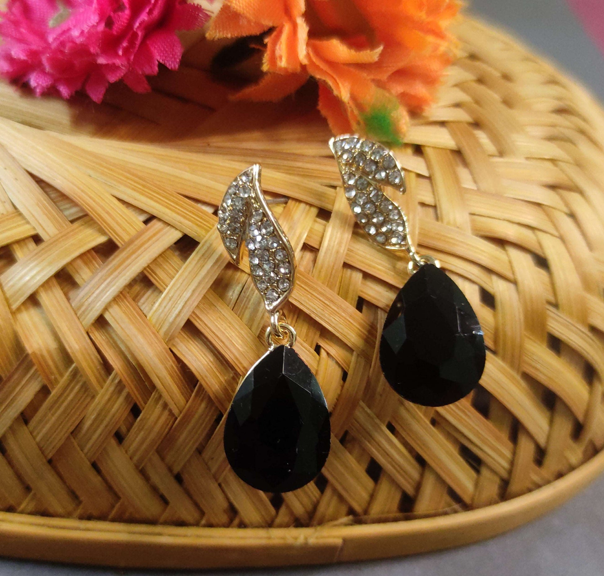 Ipshika crystal black studs