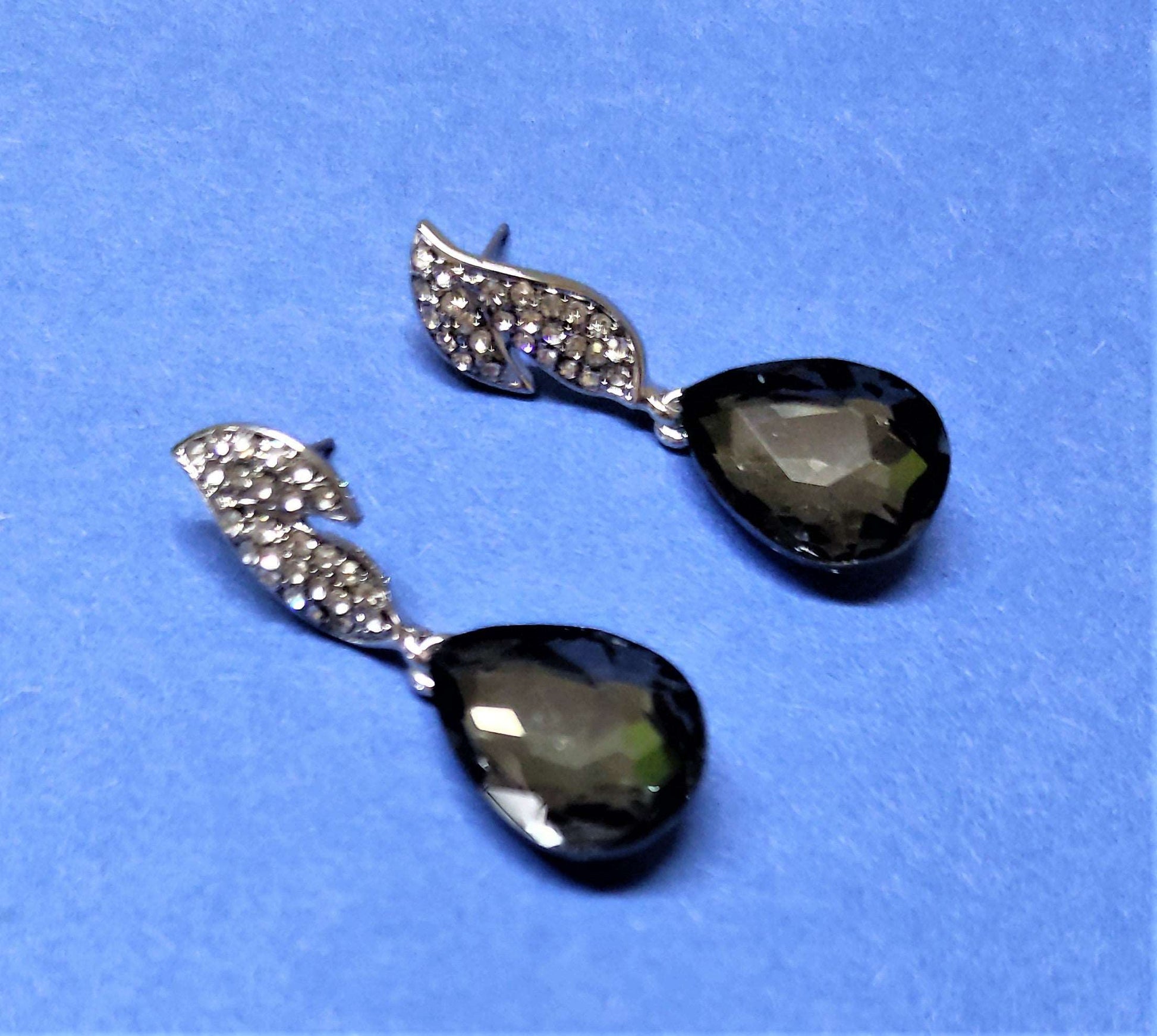 Ipshika crystal black studs