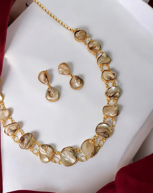 Reine White Mother of Pearl Necklace