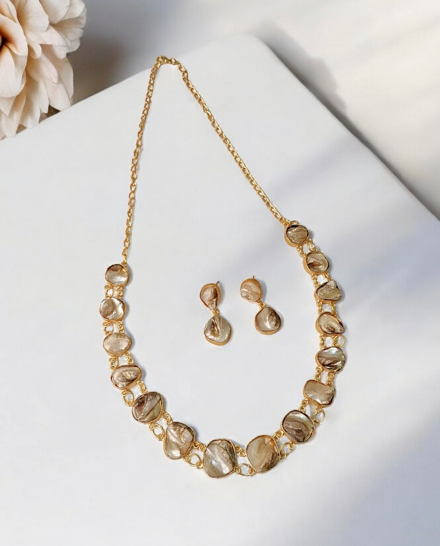 Reine White Mother of Pearl Necklace