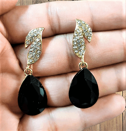 Ipshika crystal black studs